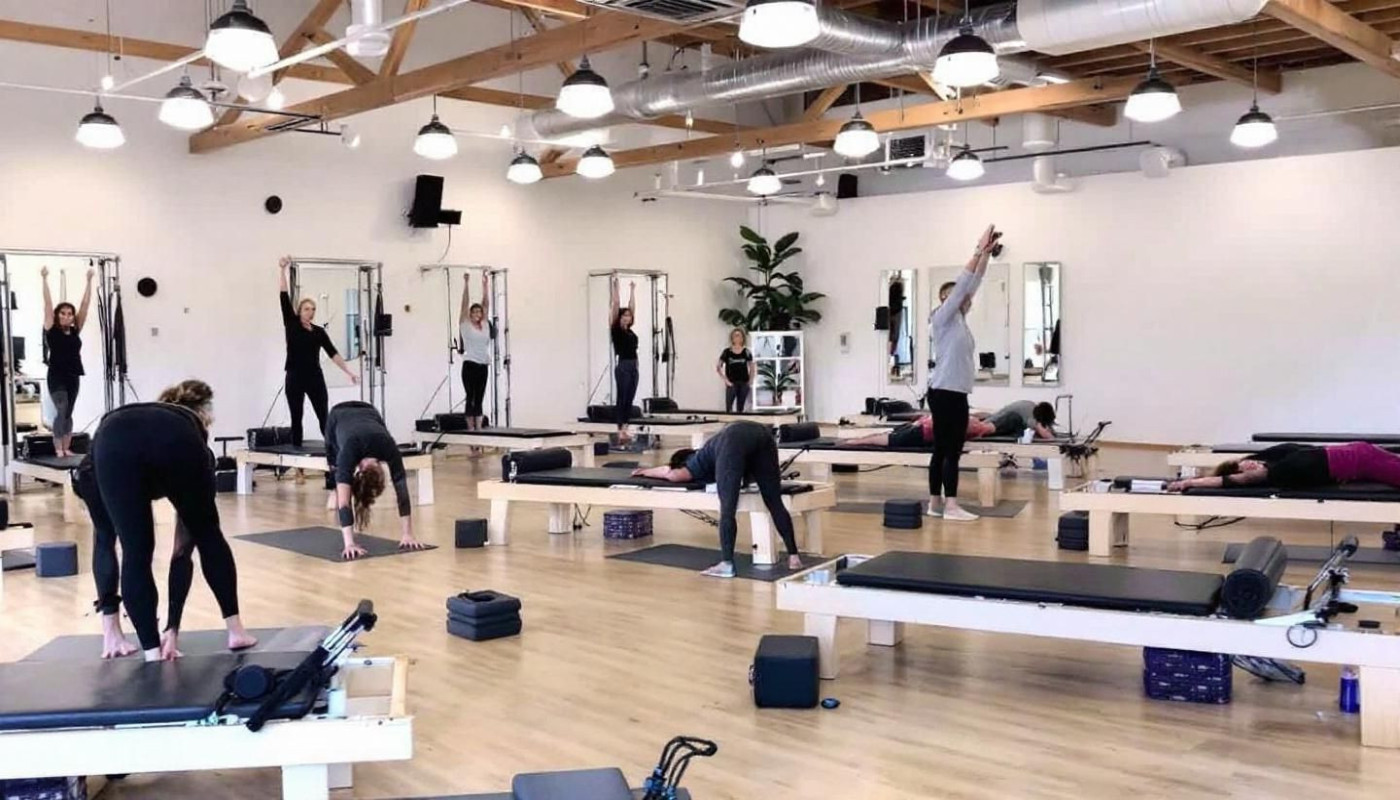 Comment choisir entre cours de Pilates solo, duo ou en groupe ?